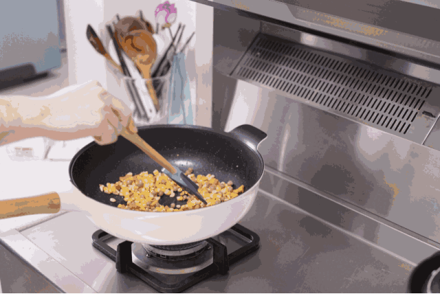 颠勺格外轻松,受热也很快,是非常适合中式爆炒的锅子.