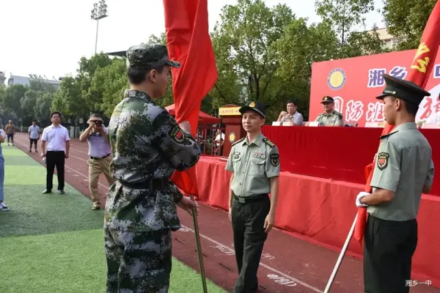 赓续红色基因,铸造国防英才 | 湘乡一中2018年下学期国防班授旗仪式圆