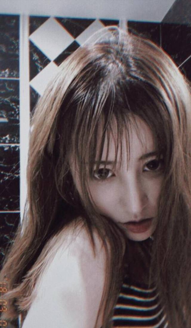 绝地求生蜜蜂仔微博晒性感美照网友调侃机场变圣山了