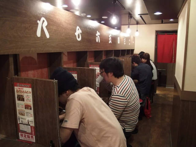 日本餐厅出现越来越多的单人隔间供一人食,譬如一兰拉面,将单人隔间