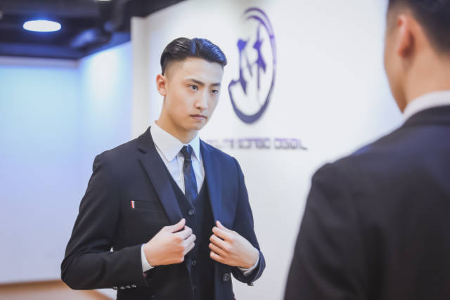 舞低杨柳楼心月,歌尽桃花扇底风 --舞池新秀郭