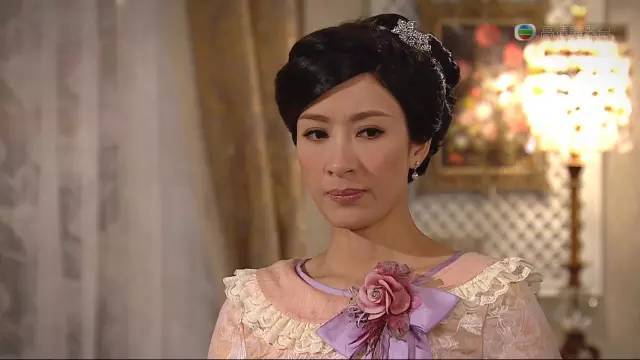以及《学警雄心》的第一女主角都是她 在2012年《名媛望族》饰演坚强