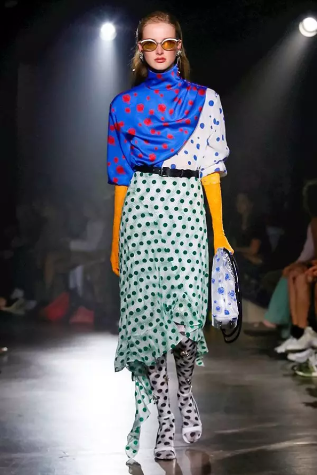 复古风格也是本季的一大热点,波点,格纹条纹元素不仅仅出现在服饰上