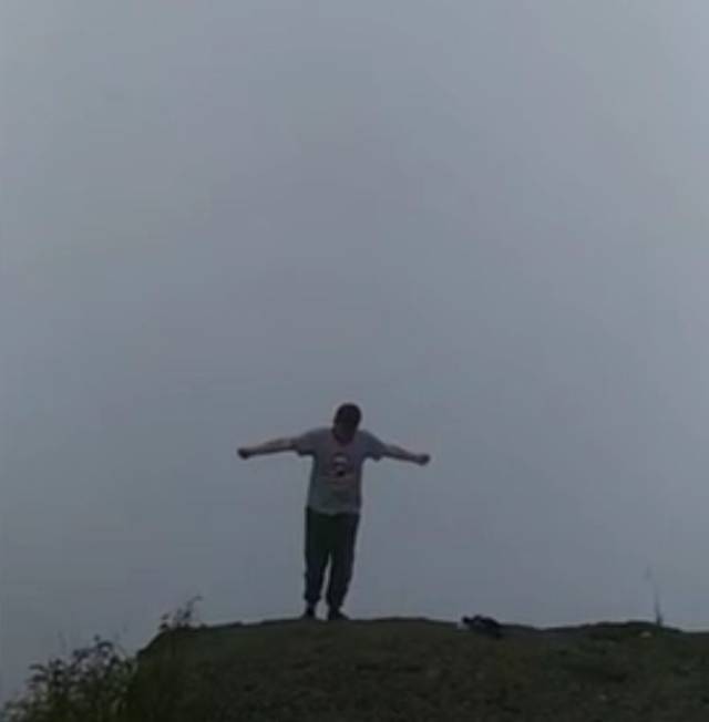 视频21岁女子在峨眉山顶跳崖轻生所留遗书的内容让人心痛