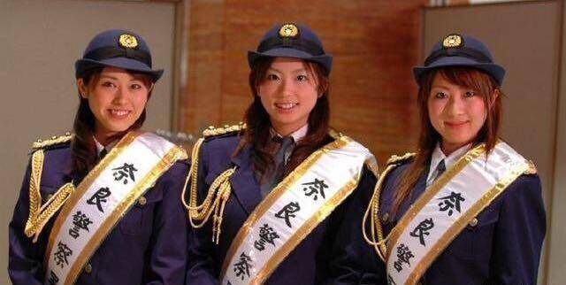 日本女警察,笑容甜美.