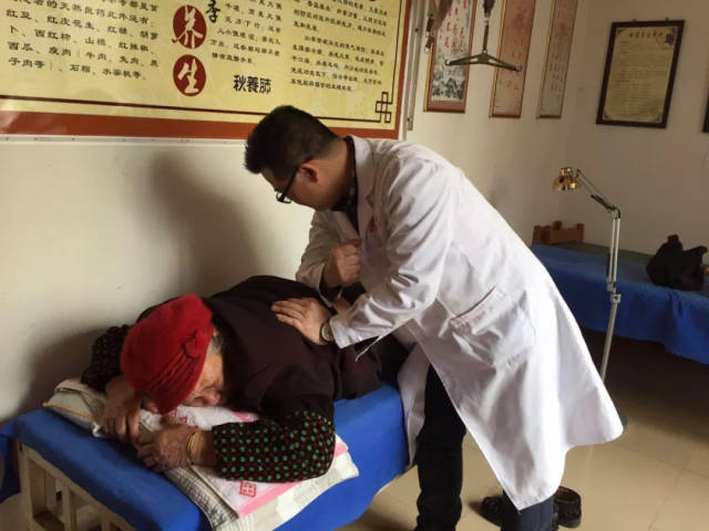 打造中医特色,建立县乡村中医药服务网络