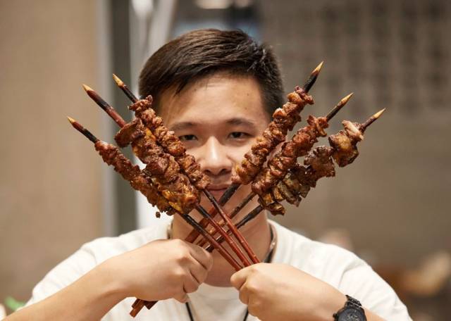 冒雨都要吃的新疆串儿,做的全是硬菜