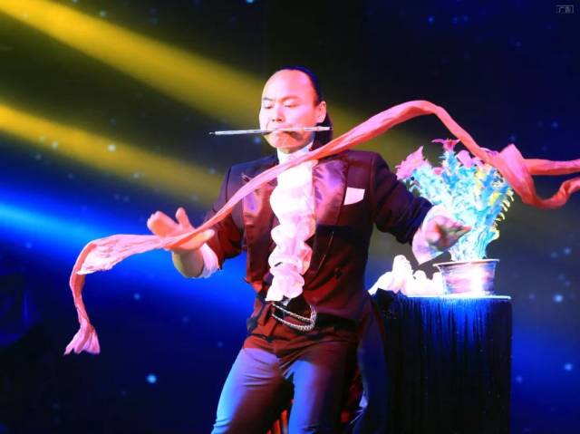 作为庞龙的得意弟子 改编经典老歌也是非常了得 快手魔术师余进早在