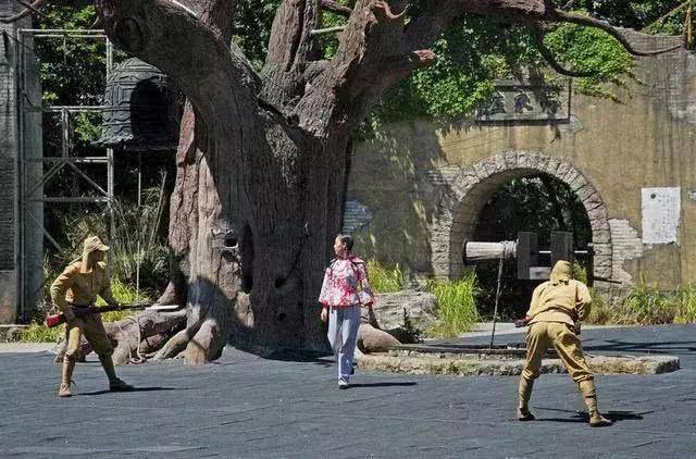 日本鬼子进村扫荡抬头看见一块石碑立马跪下磕头并撤出村子