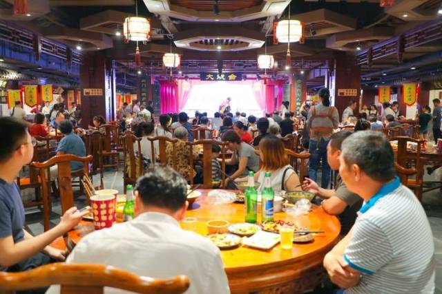 中国农洽会期间，天中老街为食客们倾力打造视、听、味觉的三重盛宴