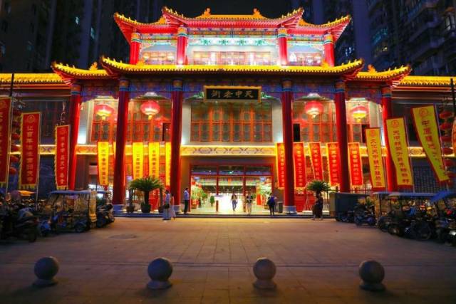中国农洽会期间，天中老街为食客们倾力打造视、听、味觉的三重盛宴