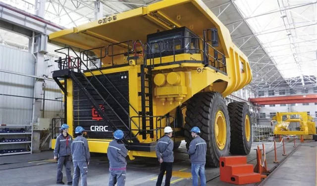 图中环境为纳米比亚湖山铀矿 ▲ 图中驶过的矿车为cr240e电传动