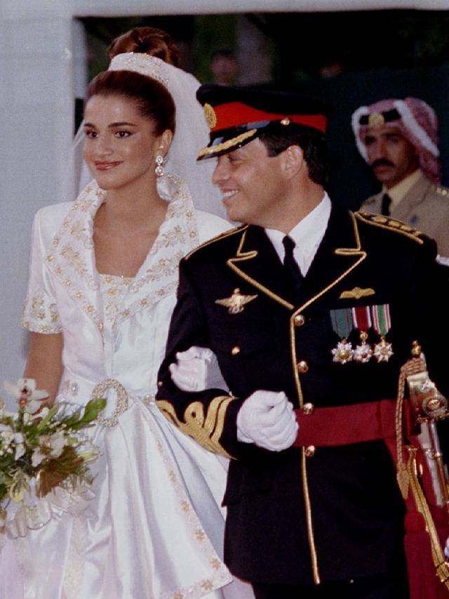 1993年6月10日,拉尼娅与约旦国王阿卜杜拉二世步入婚姻殿堂.