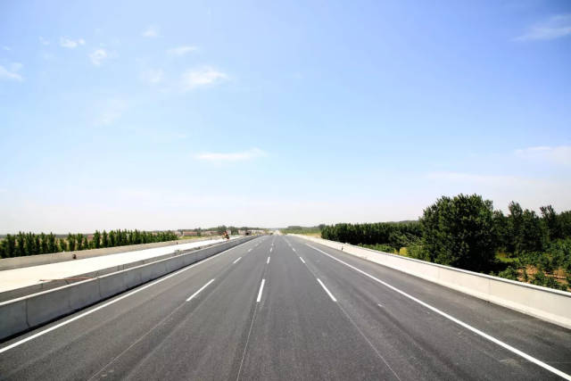 项目建设标准为一级公路,采用双向8车道技术标准,设计行车速度80公里