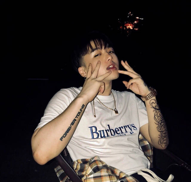 昨天晚上打完rank,冷少发了一天微博:"