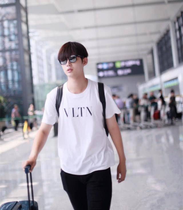 董力不仅颜值高,腿也特长,穿简单的白t配黑裤子都这么好看!