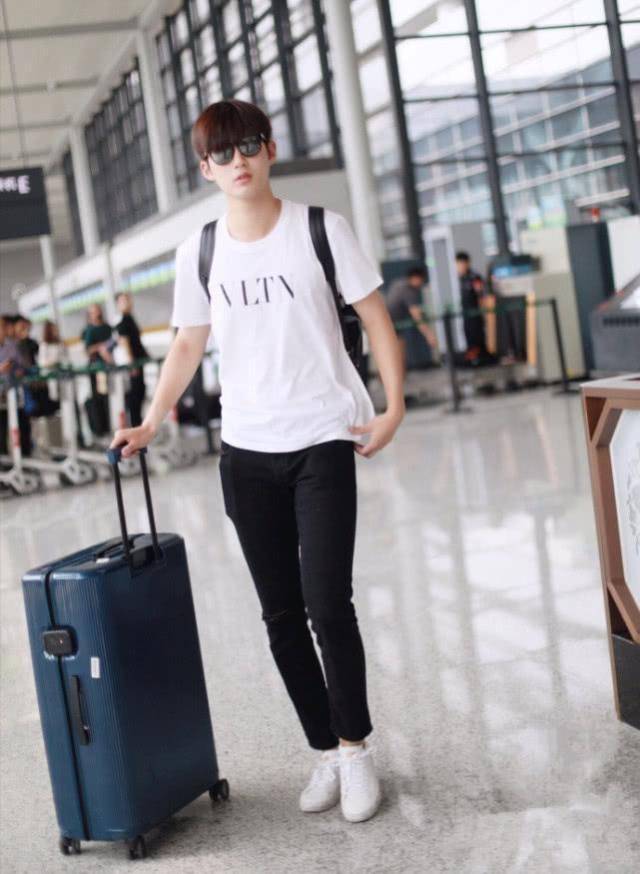 董力不仅颜值高,腿也特长,穿简单的白t配黑裤子都这么好看!