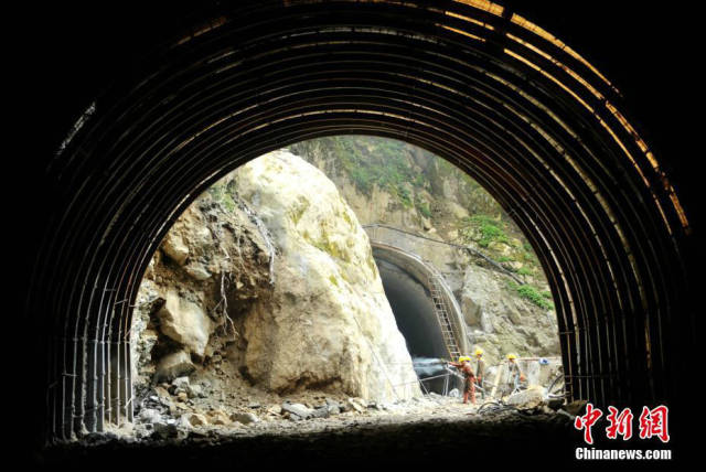 雅康高速大杠山隧道图片