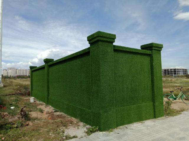 围挡仿真绿草坪黏贴铺装需要胶水铆钉