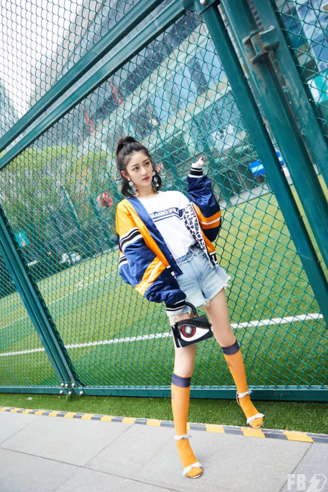 比方说戚砚笛小姐姐身上的基础白t恤和牛仔短裤,用一件撞色的夹克点亮