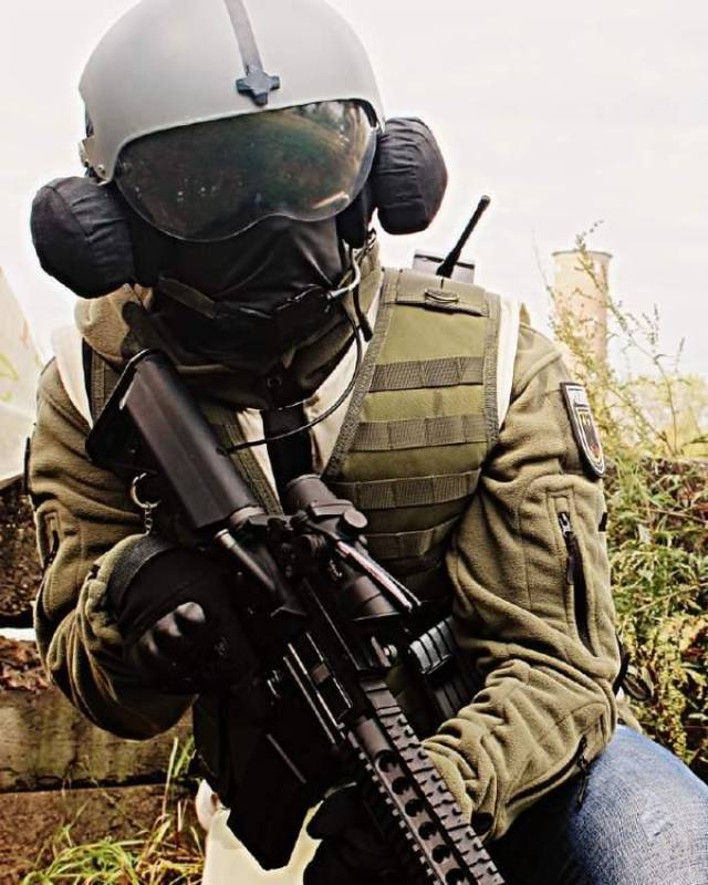 《彩虹六号:围攻》耶格cos 脑壳又大又圆宛如本尊