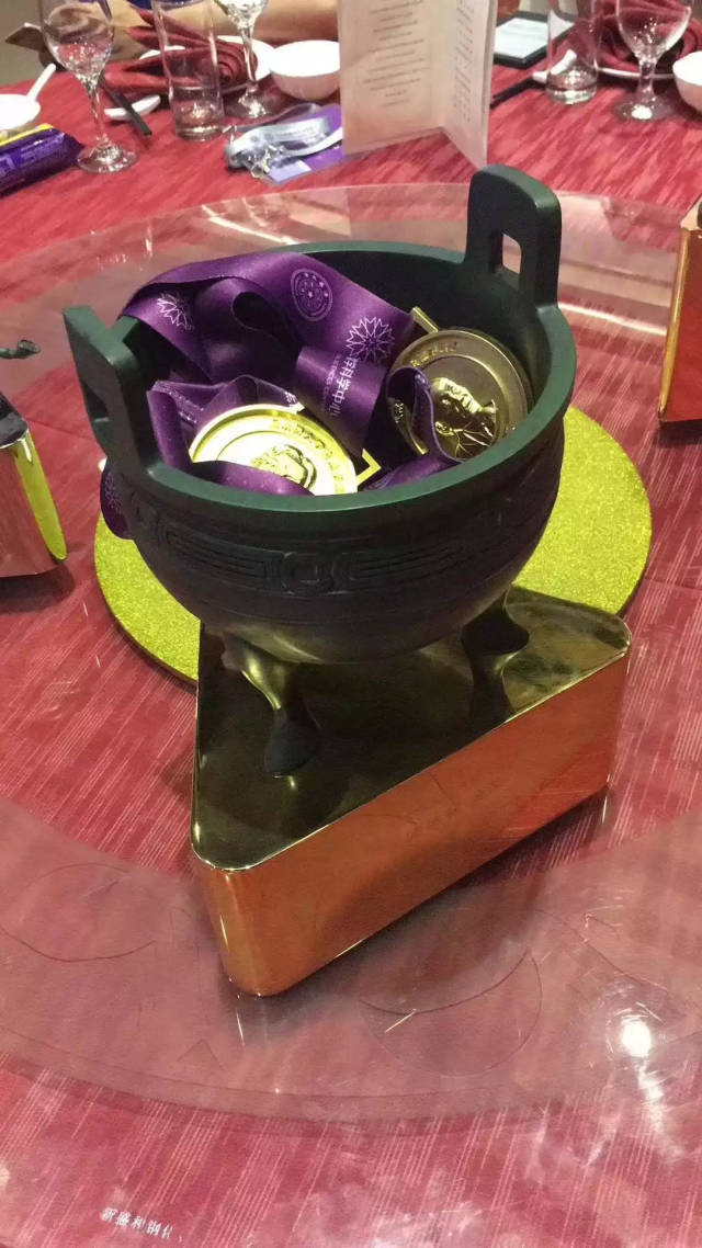 他就是获得许宝騄奖(即概率统计方向),周炜良奖(即代数,数论与组合