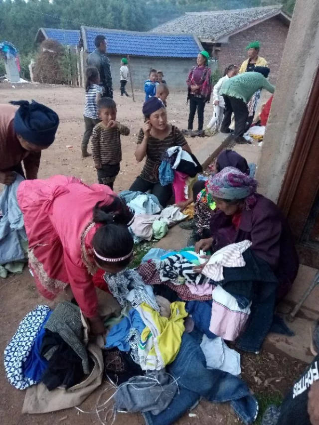 贫困山区衣物捐赠图片
