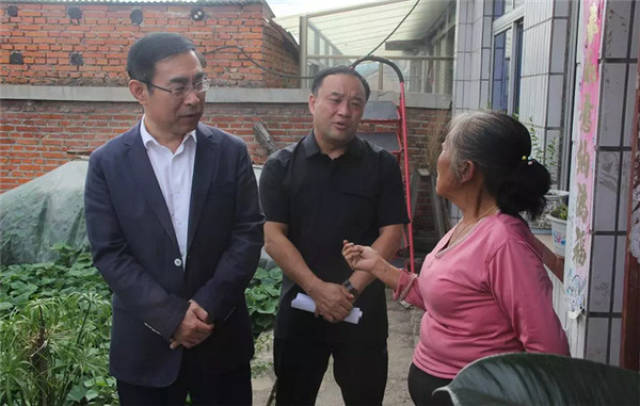 9月5日,县委书记黄恒标深入到