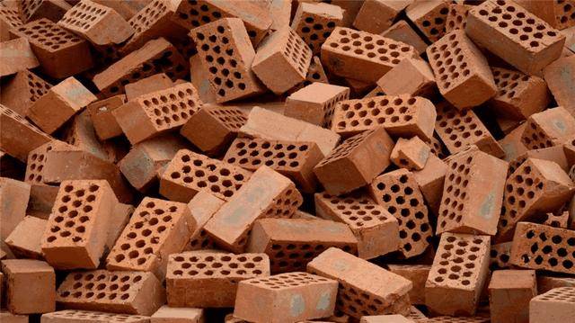 红砖头被禁止使用,农民怨声沸腾质问专家:不用红砖那用什么砖?