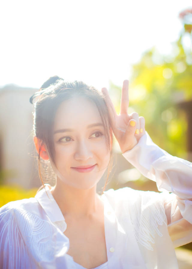 39岁陈乔恩太美了!衬衫 短裤清新脱俗,网友:这腿不露简直浪费