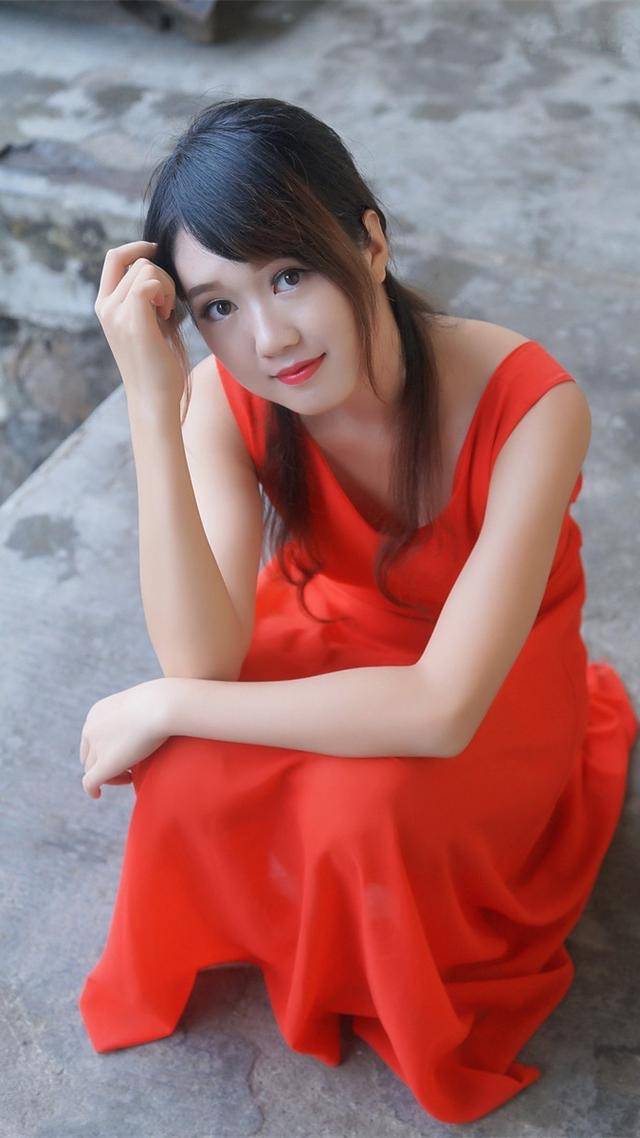 街拍红色连衣裙美女,红色代表热情似火,红色充满了活力!