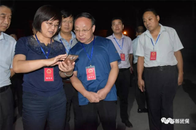 邢乃玉一行来到洺湖北路施工现场,对施工现场的湿法作业,场地物料苫盖