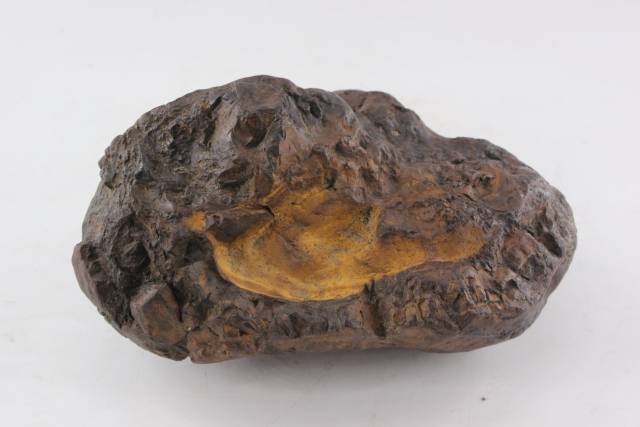 尤其是欧美市场,每克甚至高达上万美金的也有很多,再加上目击陨石事件