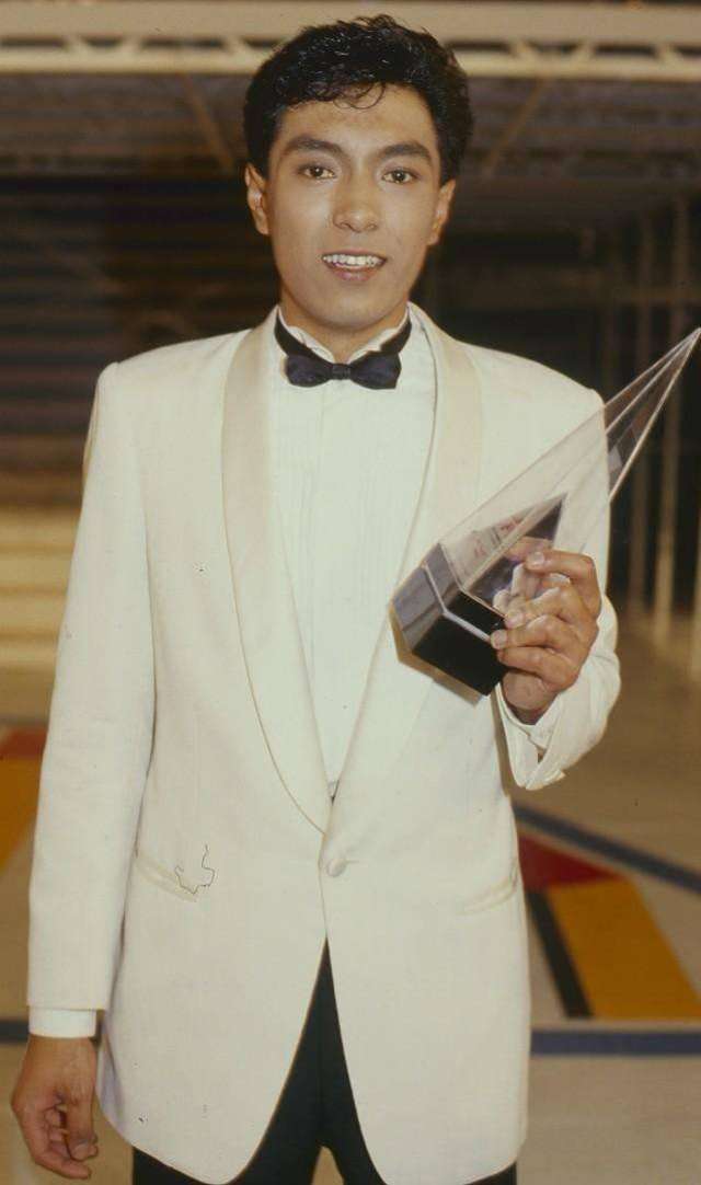 当年很火的《僵尸道长》,姜皓文在剧中饰演"李四维"一角▼