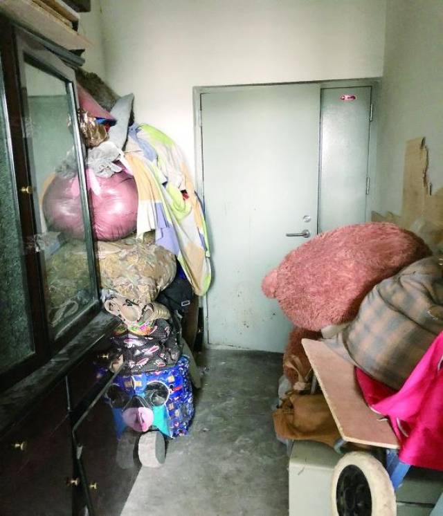 29层楼有22个楼层,通道被堆成了杂物间