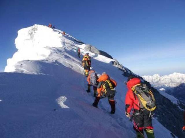 为什么登珠穆朗玛峰很累?可能是因为登山服太丑