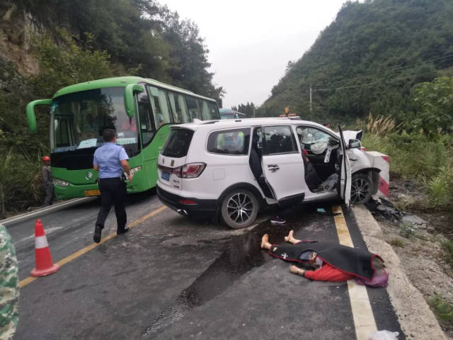 张家界旅游大巴在湘西永顺出车祸路段