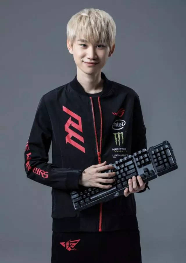 然后看doinb,也是很好啊,很正的表情,这样看起来手