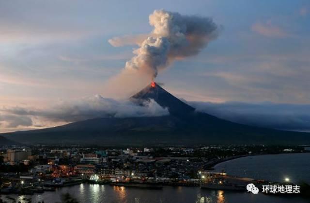 有些火山噴發 猶如含苞待放 2015年3月3日 智利 維利亞里卡火山噴發