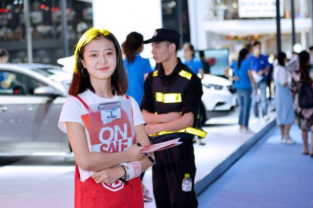 成都国际车展3号馆名爵展台的工作人员,勤劳的小蜜蜂最美