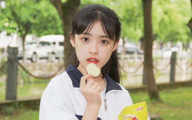 不过有的人说虽然虞佳瑞很少女,但是相对于她的年纪来说显得有些成熟
