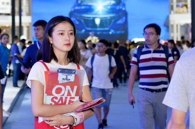成都国际车展3号馆名爵展台的工作人员,勤劳的小蜜蜂最美