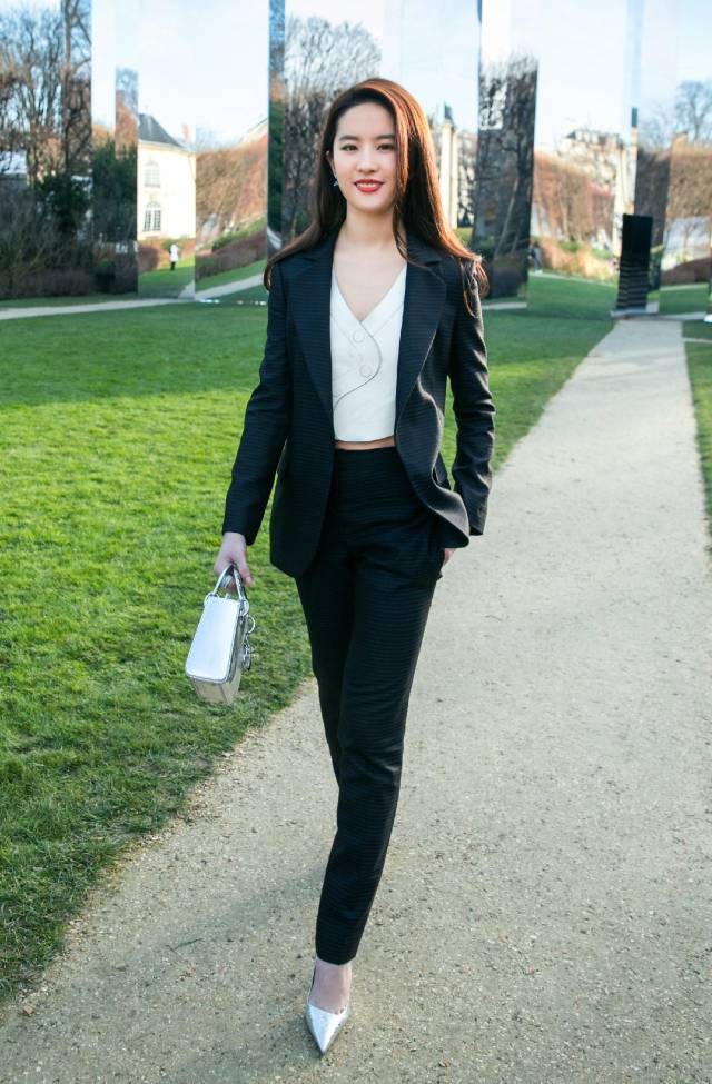 刘亦菲出席dior大秀,身穿dior黑色修身西装,搭配银色高跟鞋和银色手包