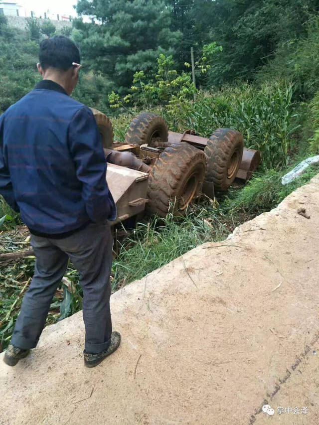 会泽鲁纳一台装载机翻了底朝天!