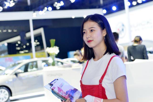 成都国际车展3号馆名爵展台的工作人员,勤劳的小蜜蜂最美