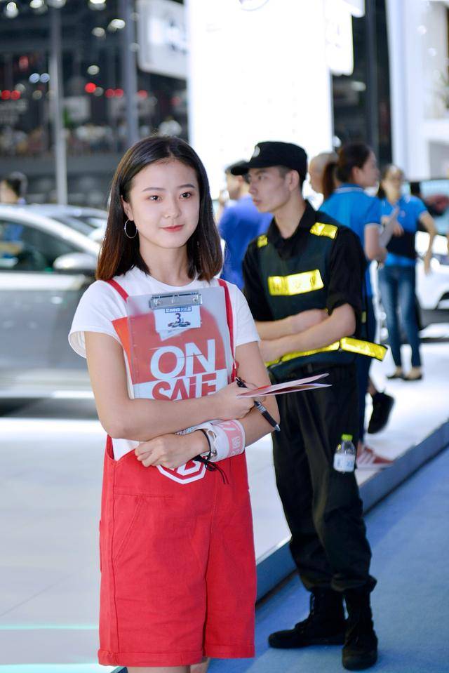 成都国际车展3号馆名爵展台的工作人员,勤劳的小蜜蜂最美