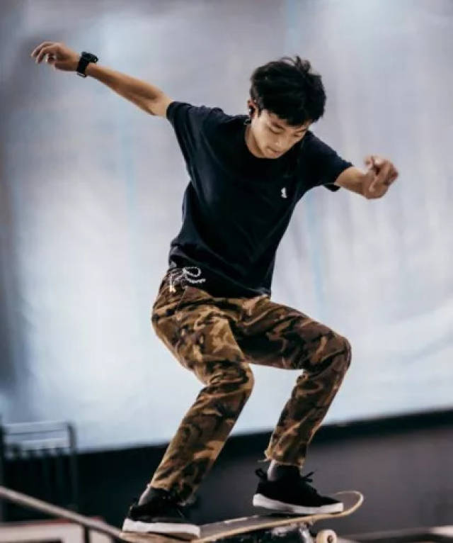 向小军来自四川资中的一个农村家庭,父母在成都打工,因为没有户口