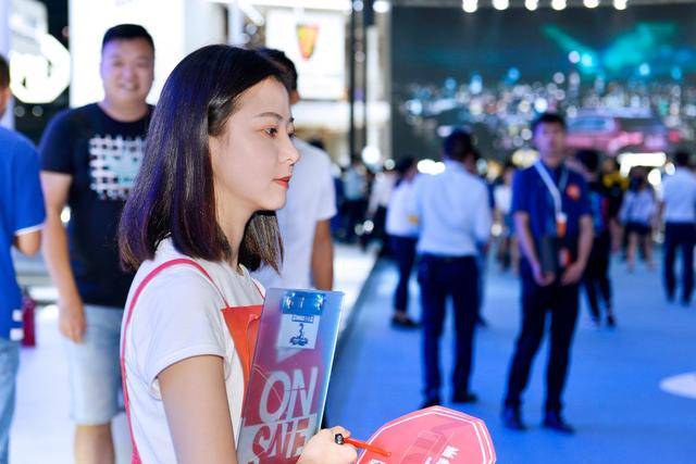 成都国际车展3号馆名爵展台的工作人员,勤劳的小蜜蜂最美