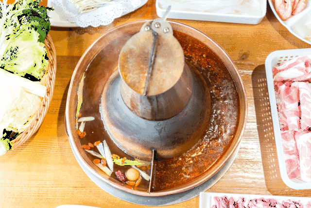 鸳鸯大铜锅 满足各种口味需要,冒着热气的锅底,碗筷间碰撞的声响,摩拳