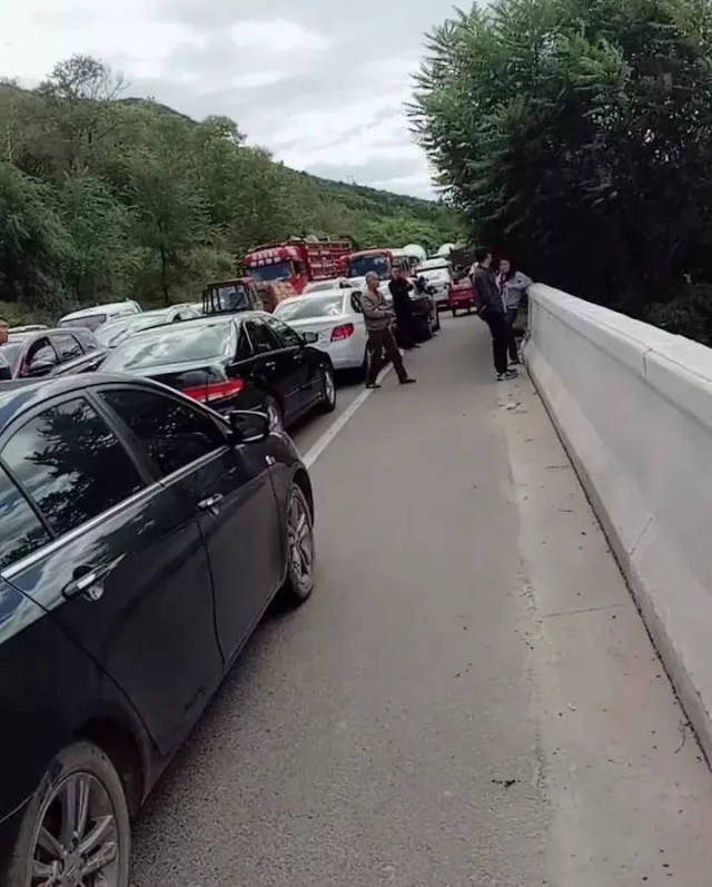 承德一宝马车祸受损严重!河北大货车司机开车玩手机,当场死亡